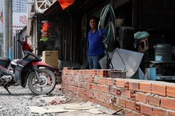 Người dân TPHCM 'khổ sở' trước cảnh mặt đường cao hơn nền nhà gần 1m
