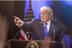Căng thẳng với truyền thông, ông Trump cấm 3 hãng tin vào Nhà Trắng