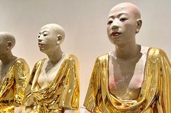 Điều độc đáo phía sau những bức tượng điêu khắc trần trụi của Đạt 'Rồ'