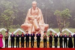 Khánh thành tượng đài 'Bác Hồ với ngày hội non sông'