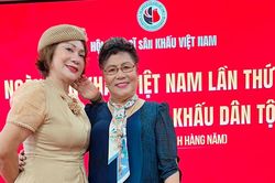 NSND Hương Dung và NSND Tâm Chính vui mừng ngày hội ngộ