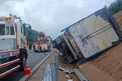 Xe tải lật, cày nát loạt hộ lan trên cao tốc Vân Phong - Nha Trang