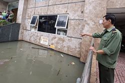 Hầm chung cư ngập sâu 2m, khoảng 30 xe máy cùng nhiều tài sản bị nhấm chìm