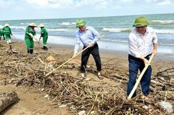 Sầm Sơn khẩn trương dọn sạch bãi biển ngập rác sau mưa lũ