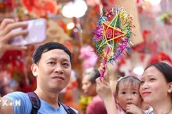 Hà Nội: Trẻ em háo hức theo bố mẹ đi chợ Trung Thu truyền thống phố Hàng Mã