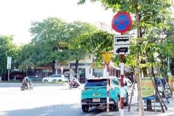 Biển 'cấm dừng, đỗ' vừa lắp lại đã bị thay đổi