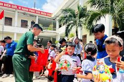 Trao quà Trung thu cho thiếu nhi có hoàn cảnh khó khăn tại Thạnh An