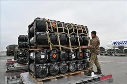 Mỹ, EU tăng hỗ trợ quốc phòng cho Ukraine