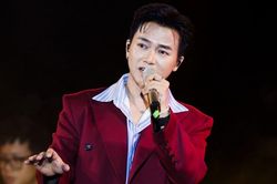 Bùi Công Nam có hành động đặc biệt dành cho dancer khiến dân tình rần rần