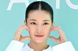 Suzy gây chú ý với nhan sắc ngoài đời thực, fan thốt lên một câu khiến nhiều người bật cười