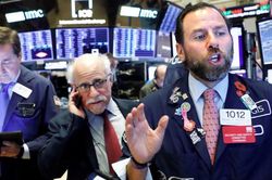 S&P 500 và Nasdaq tăng nhẹ, khép lại tuần giao dịch đầy biến động