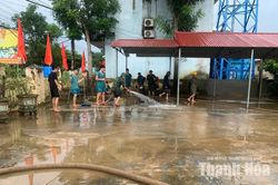 Xã Thành Vinh ra quân vệ sinh môi trường sau mưa lũ