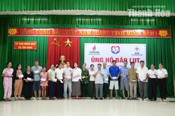 Trao hỗ trợ của doanh nghiệp cho gần 240 hộ bị ảnh hưởng bởi mưa lũ