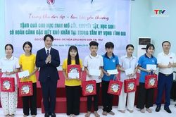 Bản tin Thời sự tối 19/9/2026: Trao quà cho trẻ em có hoàn cảnh khó khăn