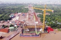 Cầu Tứ Liên đang thi công dầm ngang đỡ mặt cầu chính