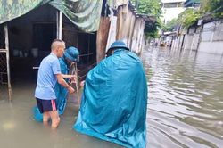 Nghệ An: Mưa lớn gây ngập sâu nhiều tuyến phố, khẩn trương hỗ trợ người dân