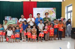 Tuổi trẻ thành phố Đà Nẵng 'cõng trăng về bản'