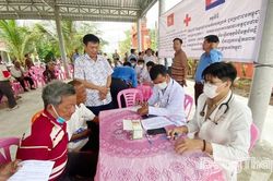 Bộ Chỉ huy Quân sự tỉnh Đồng Tháp: Khám bệnh, cấp thuốc miễn phí cho người dân Campuchia