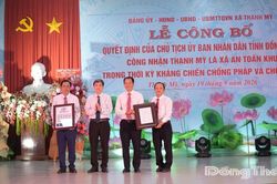 Đồng chí Phạm Văn Chuẩn trao Quyết định công nhận xã Thanh Mỹ là xã An toàn khu