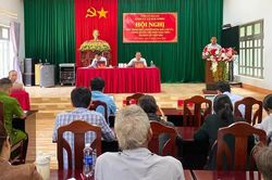 Lãnh đạo xã Đak Sơmei đối thoại với người dân