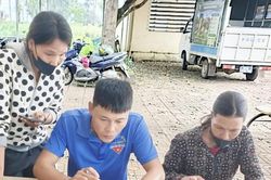Tuổi trẻ Ia Hrung hỗ trợ người dân về thủ tục hành chính và ứng dụng công nghệ số