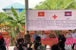 Bộ Chỉ huy Quân sự tỉnh Đồng Tháp khám bệnh, phát thuốc miễn phí tại Campuchia