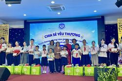 TP. HCM: Trao yêu thương, tiếp sức trẻ em khó khăn đến trường