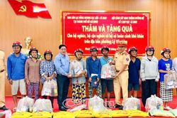 Nghĩa tình quê hương gửi đến bà con khó khăn