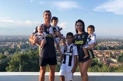 Các con Ronaldo vô tư chơi bên tủ túi Hermès đắt đỏ của mẹ