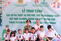 Cơ quan UBKT Đảng ủy Công an TPHCM mang 'Vầng trăng kết nối - lan toả yêu thương' đến học sinh vùng sâu
