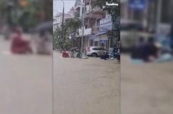 Video khoảnh khắc người dân chèo thuyền giữa phố ở Nghệ An