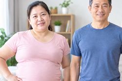 Vì sao phụ nữ sau mãn kinh dễ tăng cân hơn nam giới cùng tuổi?