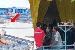 Người cha nắm tay cứu con trai bị điện giật rồi cùng rơi xuống sông tử vong