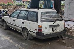 Những ô tô cũ nát nằm chỏng chơ giữa lòng đường Hà Nội