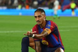 Raphinha lập hat-trick, Barca tiếp đà thăng hoa