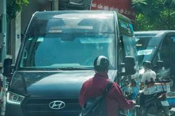 Ghi hình từ 'điểm nóng', xử lý xe limousine đón khách sai quy định