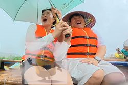 Phú Quốc mưa trắng xóa, Lee Changsub (BTOB) 'quay cuồng' đi thuyền thúng