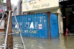 Chủ cửa hàng ở Vinh thuê container chắn lũ vẫn thiệt hại hơn 100 triệu