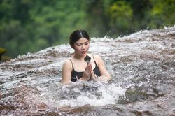Nghi lễ đặc biệt trong hang Thần Rắn ở Thái Lan