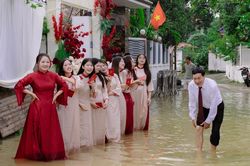 Cô dâu, chú rể xắn quần, 'bì bõm' lội nước làm lễ ăn hỏi