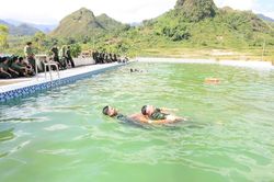 Công an Lai Châu nâng cao kỹ năng bơi cứu hộ, cứu nạn