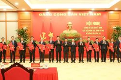 CÔNG BỐ CÁC QUYẾT ĐỊNH CỦA BỘ CHÍNH TRỊ, BAN BÍ THƯ VỀ CÔNG TÁC CÁN BỘ