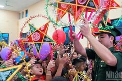 [Ảnh] Lung linh những chiếc đèn ông sao năm cánh nơi biên thùy