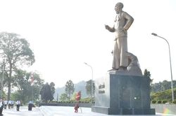 Phó Chủ tịch Thường trực Quốc hội Đỗ Văn Chiến thăm, tặng quà tại tỉnh Tuyên Quang