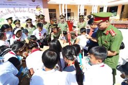 Mang Trung thu ấm áp đến với trẻ em vùng cao xã Avương