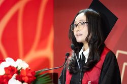 Nữ thủ khoa đại diện gần 1800 tân cử nhân FTU phát biểu tại lễ tốt nghiệp: Đừng nghĩ mình còn quá trẻ để bắt đầu