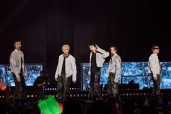 NCT 127 khởi động chuyến lưu diễn thế giới đầu tiên với đội hình 5 thành viên