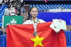 Tân sinh viên sư phạm với Huân chương Lao động hạng ba