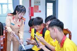 300 sinh viên học luật giao thông ngay trên sa hình