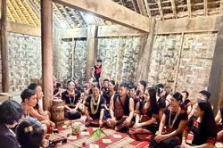 Tái hiện lễ hội mừng lúa mới của đồng bào Giẻ Triêng tại Làng Văn hóa